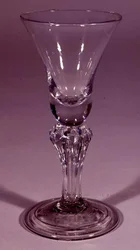 Englisches Baluster- oder Podestweinglas, 1730